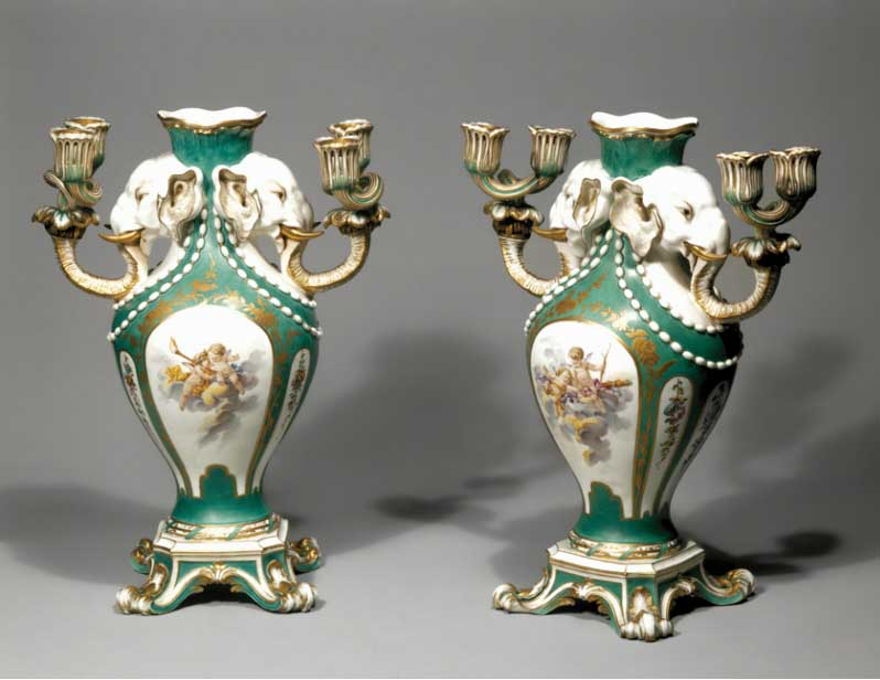 Paire de vases candélabres à têtes d'éléphant datant de 1757 porcelaine tendre de la manufacture de Sèvres conservée à la Wallace Collection à Londres
