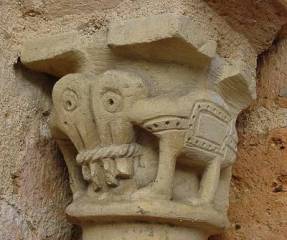 Chapiteau sculpté église de Vorly éléphants affrontés avec des cordes enroulant les trompes et venant remplacer les défenses